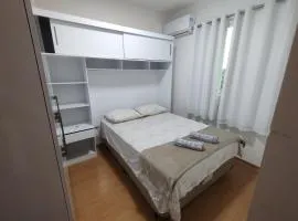 APTO, 2/4, 2 ar-condicionados e bem localizado.
