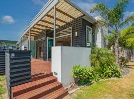 Castaway Bach - Whangamata Holiday Home