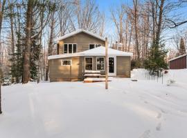 Cabin on the Loop-Upper, hotelli kohteessa Three Lakes