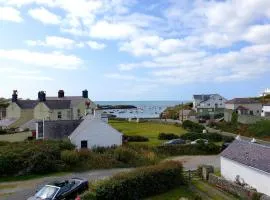 BRYN GORS-3 BED-FIRST FLOOR APT- YARDS FROM BEACH