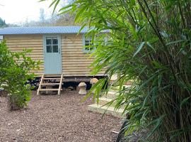 Chez Maurice Luxury Shepherds Hut with Bath and Hot Tub, holiday home in Kelling