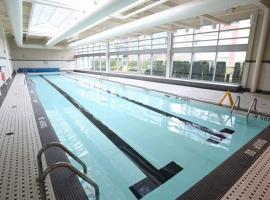 Beautiful 1 BR in the Heart of Downtown: Parking, Pool & Gym, hotel in Vancouver