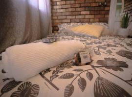 Lovely 1-bedroom Garden Cottage, huoneisto kohteessa Klerksdorp