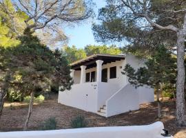 Apartamentos Noray, place to stay in Es Calo