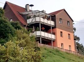 Schöne und ruhige Ferienwohnung in Ottendorf, hotel conveniente a Sebnitz