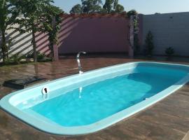 Casa de campo com piscina e bem agradável, hotell i Salto de Pirapora