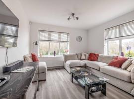 STYLISH HOME @ VIRGINIA WATER LAKE & FREE PARKING, apartment in Englefield Green