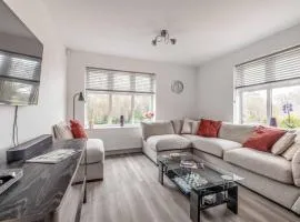 STYLISH HOME @ VIRGINIA WATER LAKE & FREE PARKING