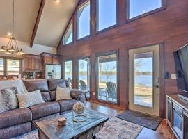 Fire Pit and Grill Pet-Friendly Shelby Home!, hotel a Shelby