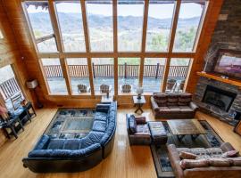 Copper Top - Stunning Views, and Hot Tub, ξενοδοχείο σε Sevierville