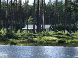 Modern lakeside cottage & boat near Isaberg, hotell i Kävsjö