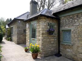 Cosy Stone Cottage, The Bungalow Perrotts Brook, bungalow in Cirencester