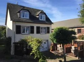 Ferienwohnungen Eifelstuben mit Charme - am See, nahe Burg