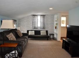 Cozy 2nd story Flat near downtown, hotel near Michigan International Speedway, Adrian