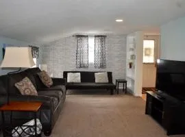 Cozy 2nd story Flat near downtown
