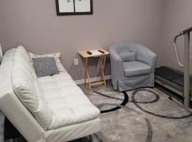 Adorable Studio Basement Suite in South Barrie, Hotel in der Nähe von: Barrie South GO Station, Barrie