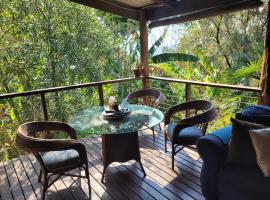 Kookaburra Cottage at Uralba Eco Cottages，Upper Horseshoe Creek的有停車位的飯店