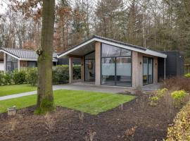 Modern chalet on the edge of the forest in Brabant、フェルトホーフェンのホテル