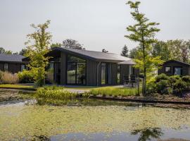 Modern chalet with bath, in a holiday park in the Brabant Kempen, hotel v mestu Veldhoven