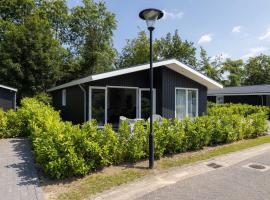 Nice chalet on the edge of the forest in a holiday park in the Brabant Kempen, מלון בולדהובן