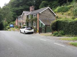 200 year old Gardener's cottage, Mid Wales, hotel with parking in Llanidloes