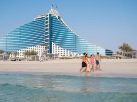 Jumeirah Beach Hotel, hotell Dubais huviväärsuse Burj al-Arab lähedal