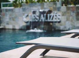Les Alizés Bleus - Cosy appartement avec piscine, hotel v mestu Le Diamant