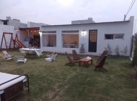 Casa Amplia, Luminosa con Quincho y Pileta!, hotel en Tandil