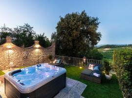 Villa Chianti, your Secret 4 Bedrooms Retreat with View over the Vineyards in Marcialla, hotel u gradu Marcialla