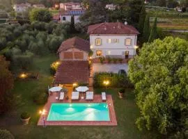Villa Clara, Luxury 5 bedrooms Lakefront Farmhouse Villa with Private Pool on the Lucca Hills