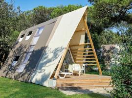 Holiday Home Luxury Tent by Interhome, hotel i Baia Domizia