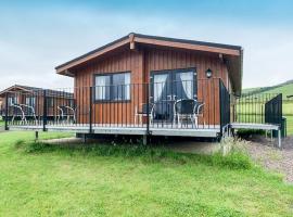 Chalet Loch Leven Lodge 6 by Interhome, hotell i Kinross