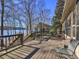 Pet-Friendly Lake Sinclair Home with Boat Dock!, hotel in Eatonton