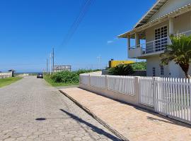 Ampla casa com 5 quartos e vista para o mar, alquiler vacacional en la playa en Navegantes