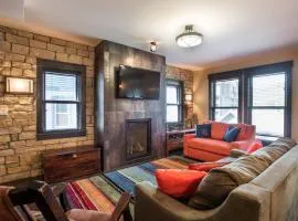 Spacious Village View Townhouse with Fireplace at Parry Peak Lofts townhouse