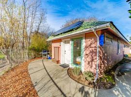 The Pool House, cottage in Ferndale