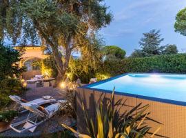 Villa Gianna, the Secret Interior Designer's Private Retreat with Pool, hotel i San Piero in Campo