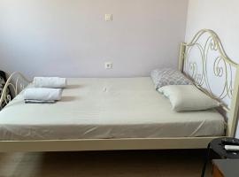 Private Rooms with a Beautiful Veranda, Hotel in Iraklio