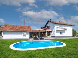 Nice Home In Dakovo With Pool – domek wiejski w mieście Ðakovo