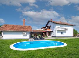 Nice Home In Dakovo With Pool, tradicionalna kućica u Đakovu