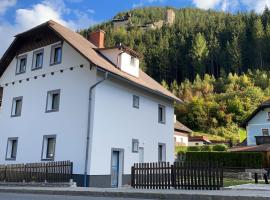 Center House, hotel with parking in Ramingstein