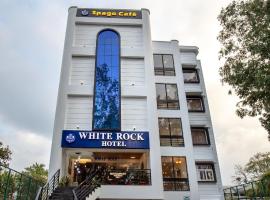 Dehradun में, होटल Hotel White Rock By The Solitaire Hospitality
