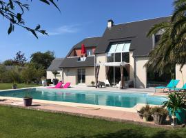 Belle villa bord de mer avec piscine, отель в городе Urville-Nacqueville