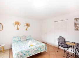 GORGEOUS STUDIO + 100M TO BEACH + POOL, hotell i Point Lookout