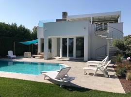 Super Villa With Private Pool in Isola Albarella, hotel med parkering i Isola Albarella