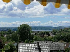 Sonnige Ferienwohnung mit Seeblick, hotel in Uhldingen-Mühlhofen