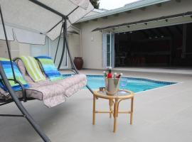 DEUX MAISON - Ocean view, pool, spacious house, παραθεριστική κατοικία σε Kenton on Sea