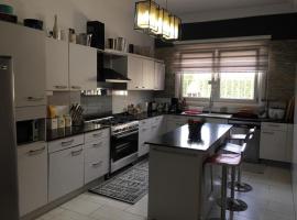 Stunning 3-Bed House in Tema-Ahenfie Villa, villa in Kwedonu