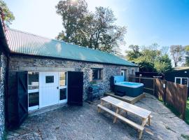 5 Bed Barn Conversion - with private hot tub, orlofshús/-íbúð í Birchington