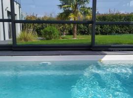 norman villa on d-day beach with heated pool,, готель з гідромасажними ваннами у місті Amfréville